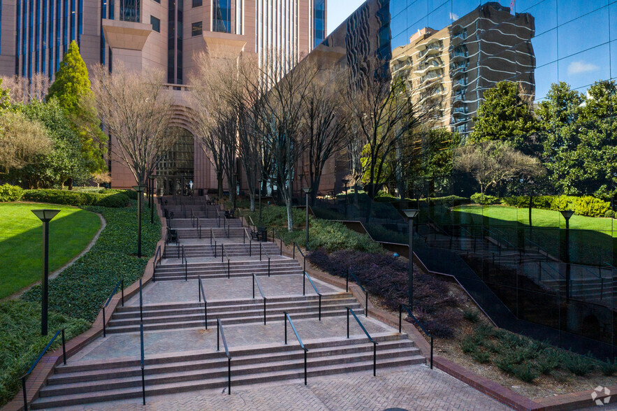 600 Peachtree St NE, Atlanta, GA for rent - Building Photo - Image 3 of 25