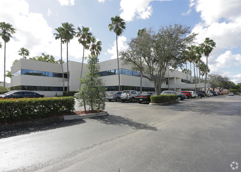 9750 NW 33rd St, Coral Springs, FL for rent - Primary Photo - Image 1 of 9