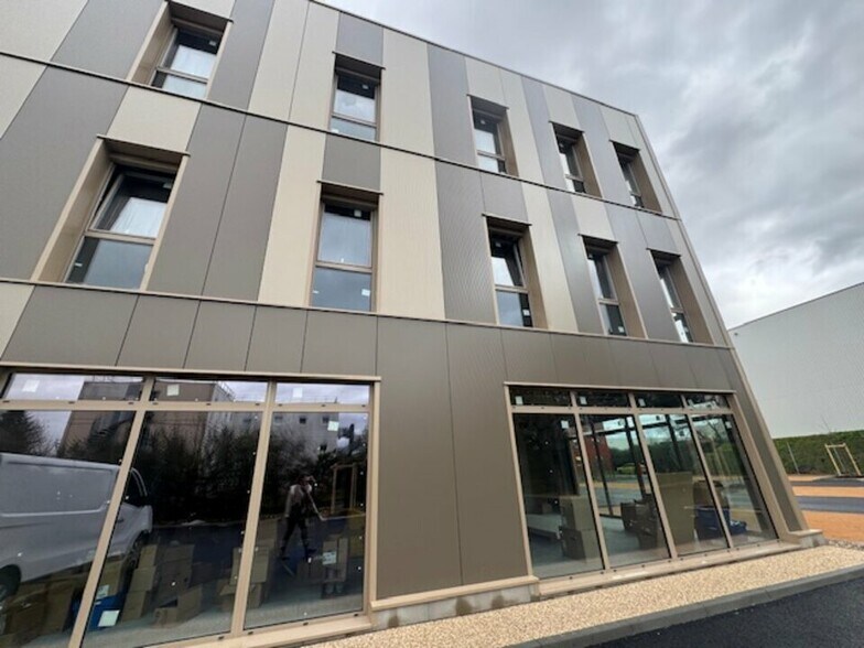 Office in Villefranche-sur-Saône for sale - Building Photo - Image 1 of 3