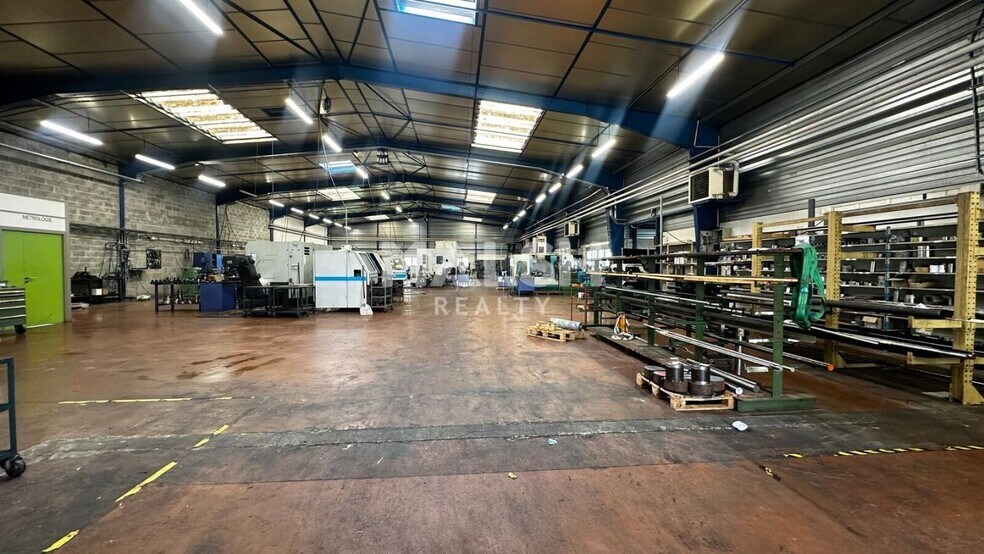 Industrial in Miribel to rent - Interior Photo - Image 2 of 9