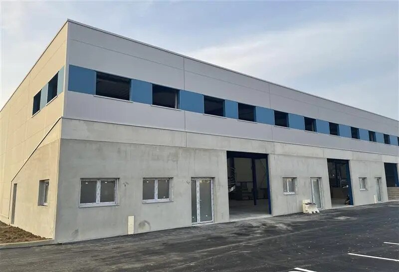 Light Industrial in Courtry to rent Building Photo- Image 1 of 6