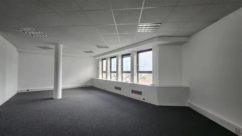 Office in La Garenne-Colombes to rent - Interior Photo - Image 3 of 7