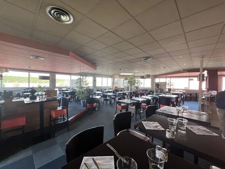 Retail in Mérignac for sale - Interior Photo - Image 1 of 8