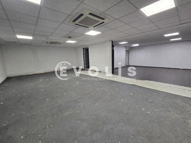 Light Industrial in Les Ulis to rent - Interior Photo - Image 2 of 7