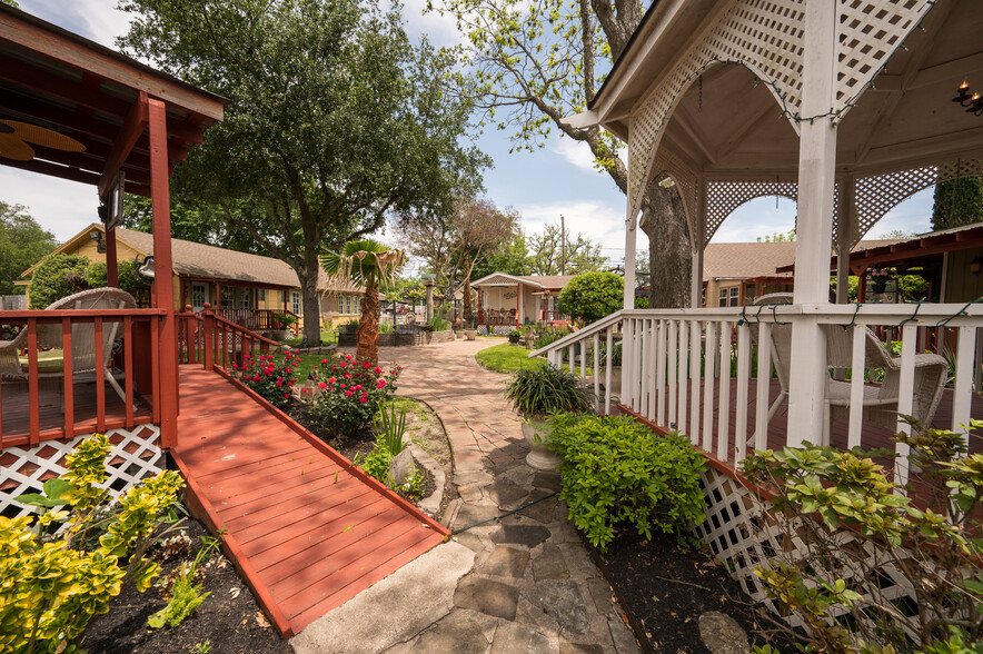 706 Bradford Ave, Kemah, TX for sale - Building Photo - Image 1 of 110