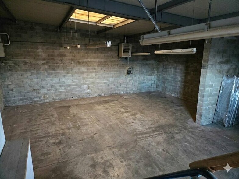 19 Rue Du Pont D'Arthaud, Messimy to rent - Interior Photo - Image 1 of 5