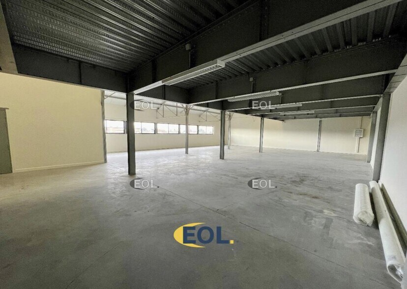 Light Industrial in Bondy to rent - Interior Photo - Image 3 of 6