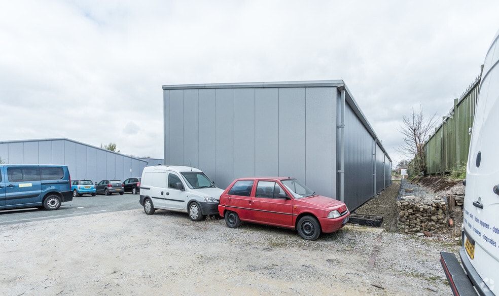 Broadway, Hyde to rent - Building Photo - Image 3 of 3