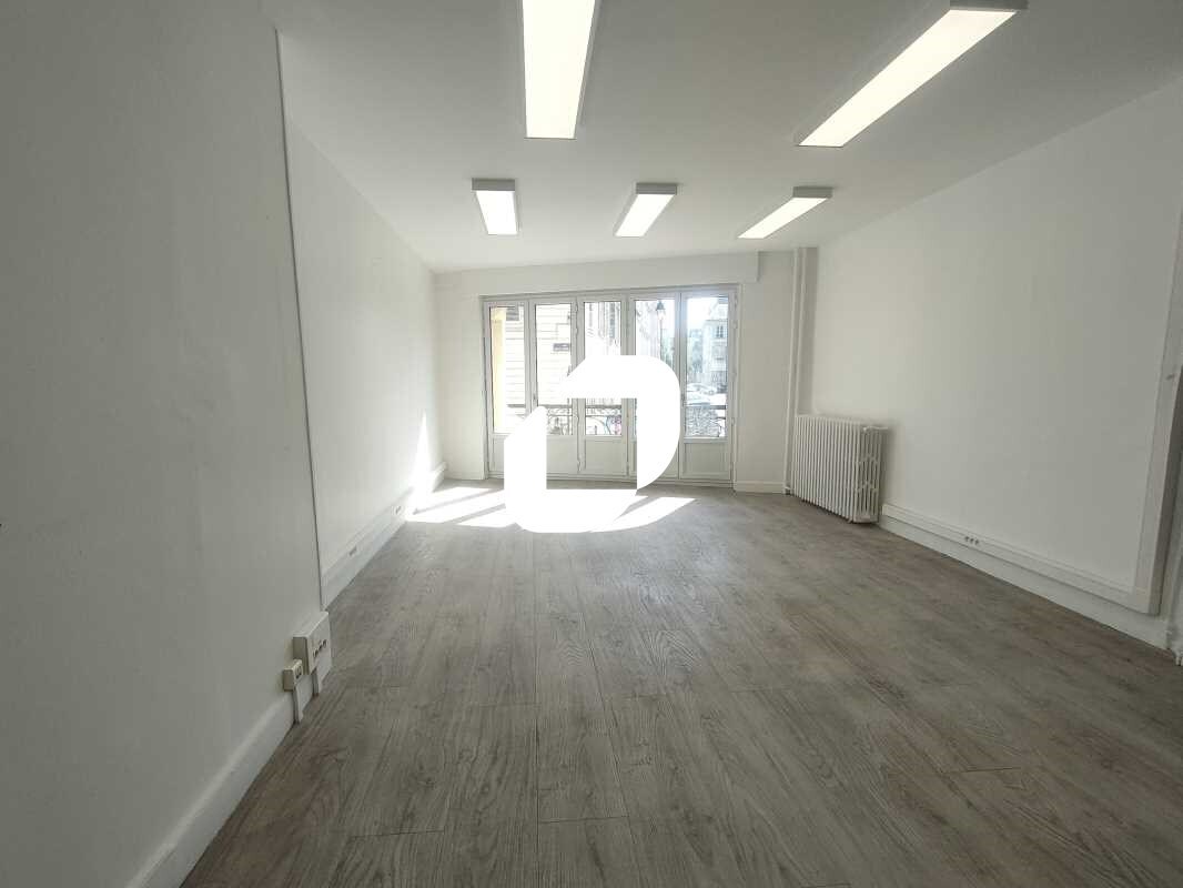 Office in Versailles to rent Building Photo- Image 1 of 22