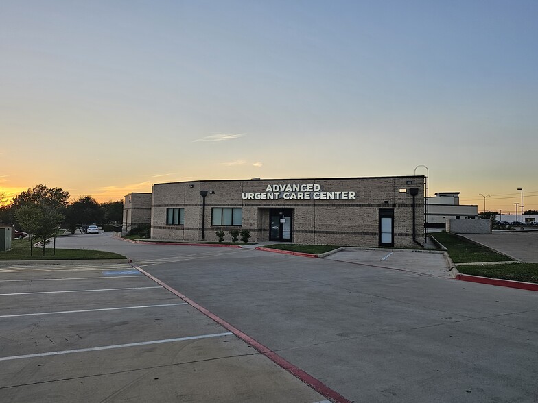 3690 W Wheatland Rd, Dallas, TX for rent - Building Photo - Image 2 of 4