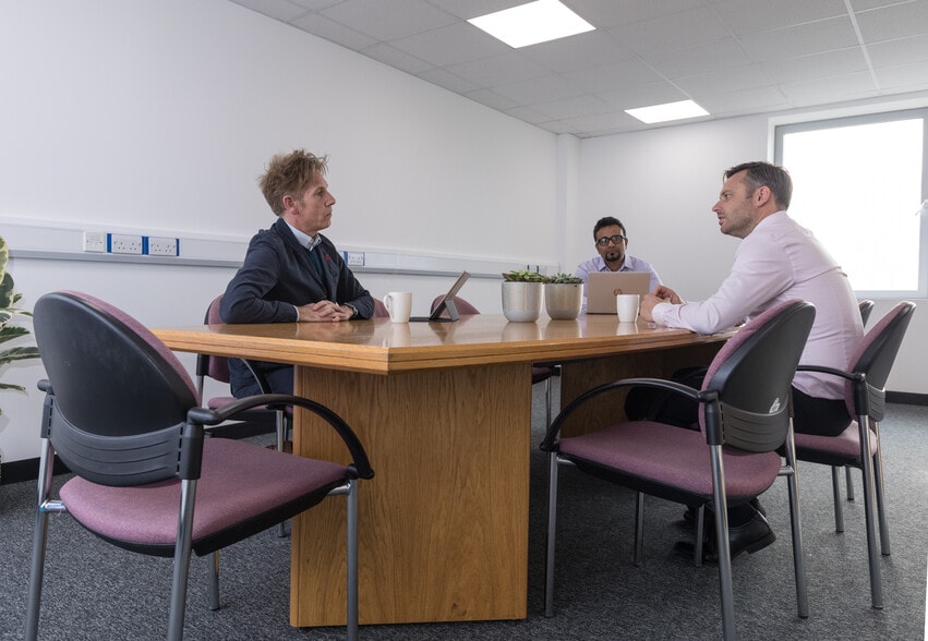 Bugsbys Way, London to rent - Interior Photo - Image 3 of 11