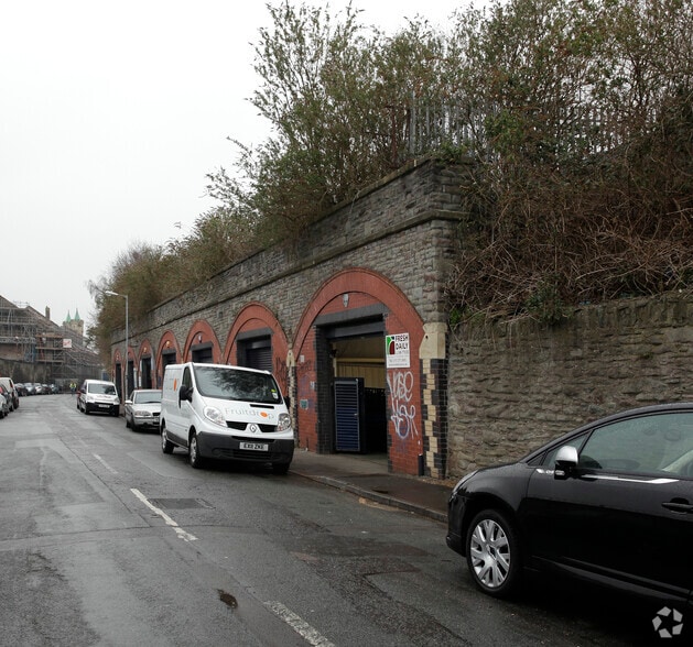 Silverthorne Ln, Bristol to rent - Building Photo - Image 2 of 2