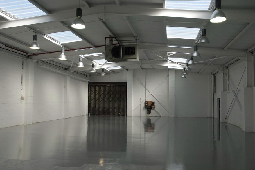 Dominion Way, Worthing to rent - Interior Photo - Image 2 of 2