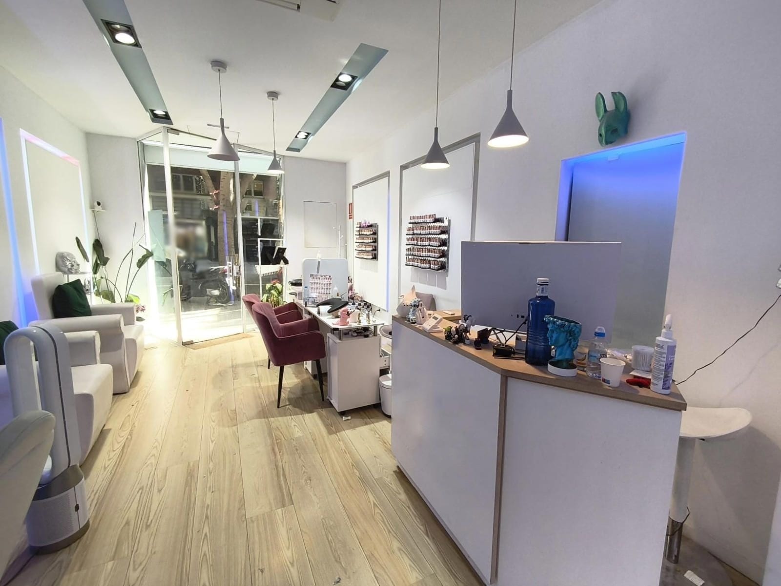 Retail in Barcelona, Barcelona to rent Building Photo- Image 1 of 3