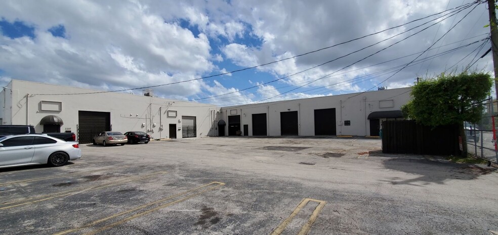 2213 NW 26th Ave, Miami, FL for rent - Building Photo - Image 1 of 9