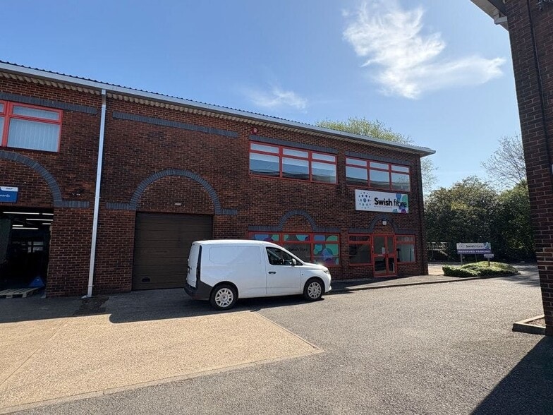 3 Canada Close, Banbury to rent - Building Photo - Image 3 of 12