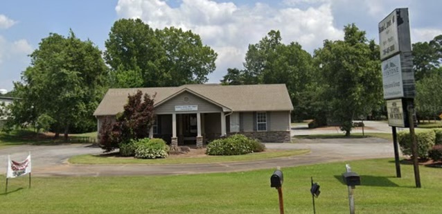 952 Lake Oconee Pky, Eatonton, GA for rent - Primary Photo - Image 1 of 1