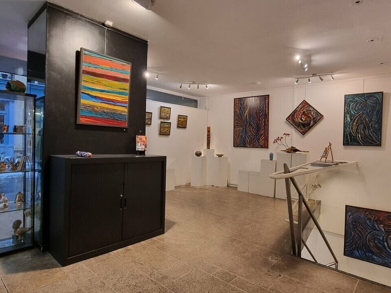 Retail in Paris to rent - Interior Photo - Image 2 of 10