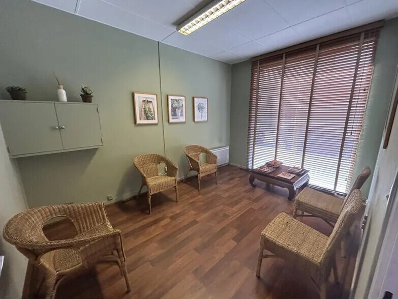 Retail in Lyon to rent - Interior Photo - Image 2 of 9