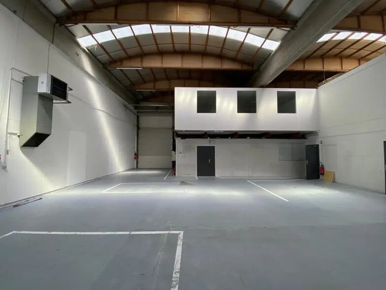 Light Industrial in Dardilly to rent - Interior Photo - Image 2 of 8