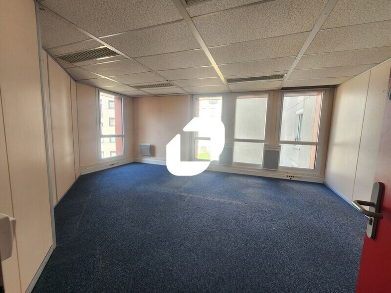 Office in Montigny-le-Bretonneux for sale - Interior Photo - Image 2 of 4