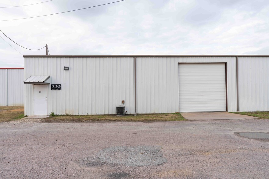 220 Ken Dr, Sherman, TX for rent - Building Photo - Image 2 of 9