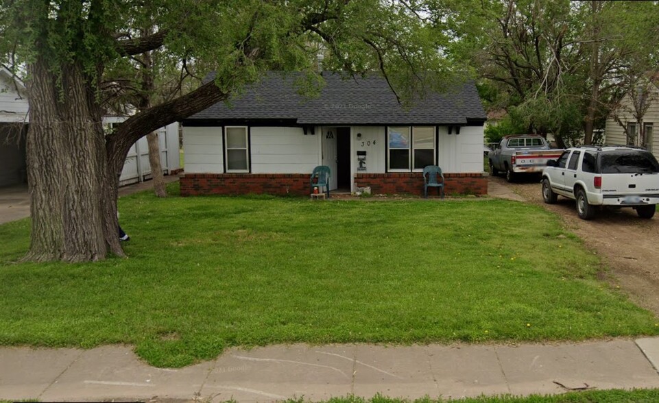 304 W Hartford Ave, Ponca City, OK for sale - Primary Photo - Image 1 of 1