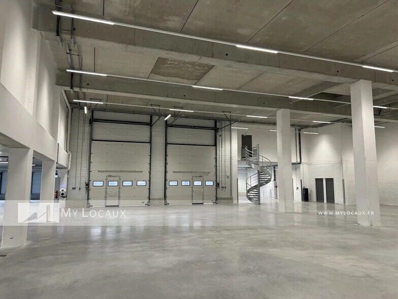 Light Industrial in Nanterre to rent - Building Photo - Image 3 of 6