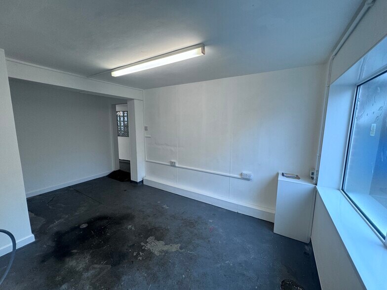 17-21 High St, Fordingbridge to rent - Building Photo - Image 3 of 3