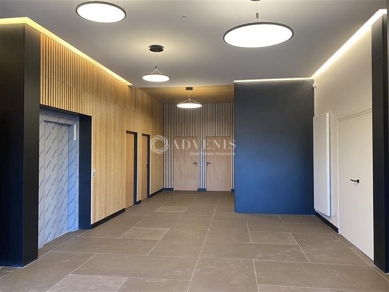 Light Industrial in Nanterre to rent - Lobby - Image 2 of 12