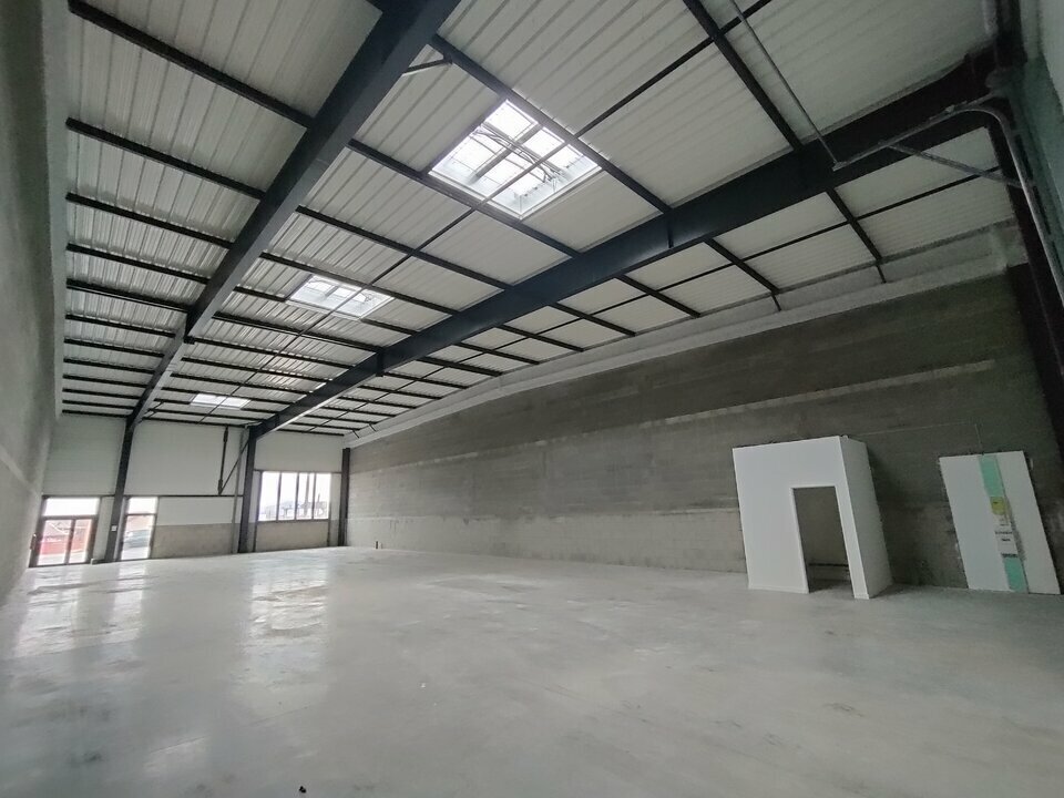 Light Industrial in Vaulx-Milieu to rent Interior Photo- Image 1 of 10