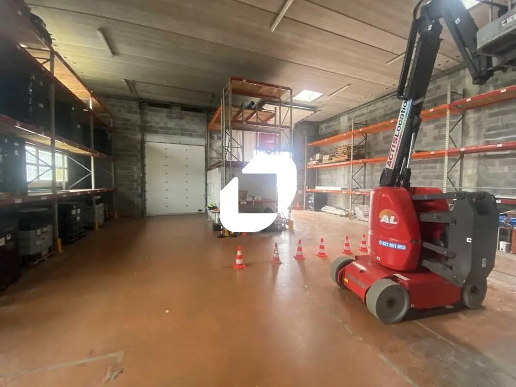 Location Entrepôt 465 m² - Photo 1