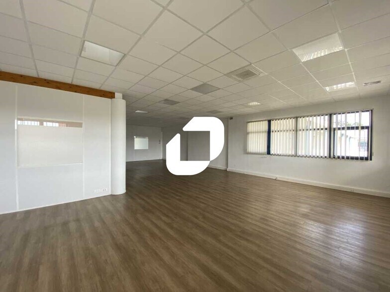 Office in Bron to rent - Interior Photo - Image 2 of 9