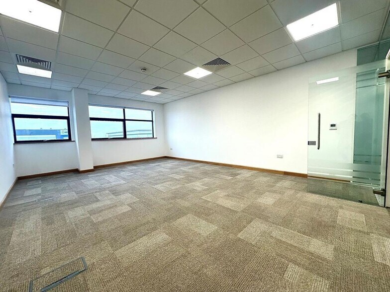 The Manorway, Stanford Le Hope to rent - Building Photo - Image 3 of 17