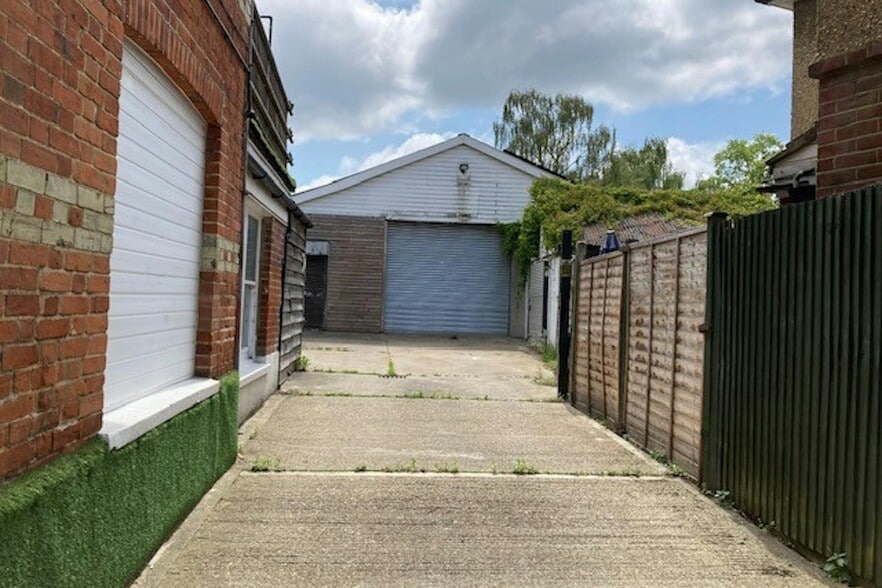 4 Guildford Rd, Bagshot to rent - Building Photo - Image 2 of 4