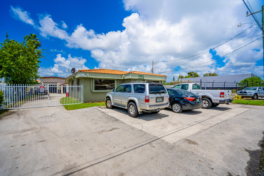 4609 SW 44th Ave, Dania Beach, FL for rent - Building Photo - Image 3 of 28