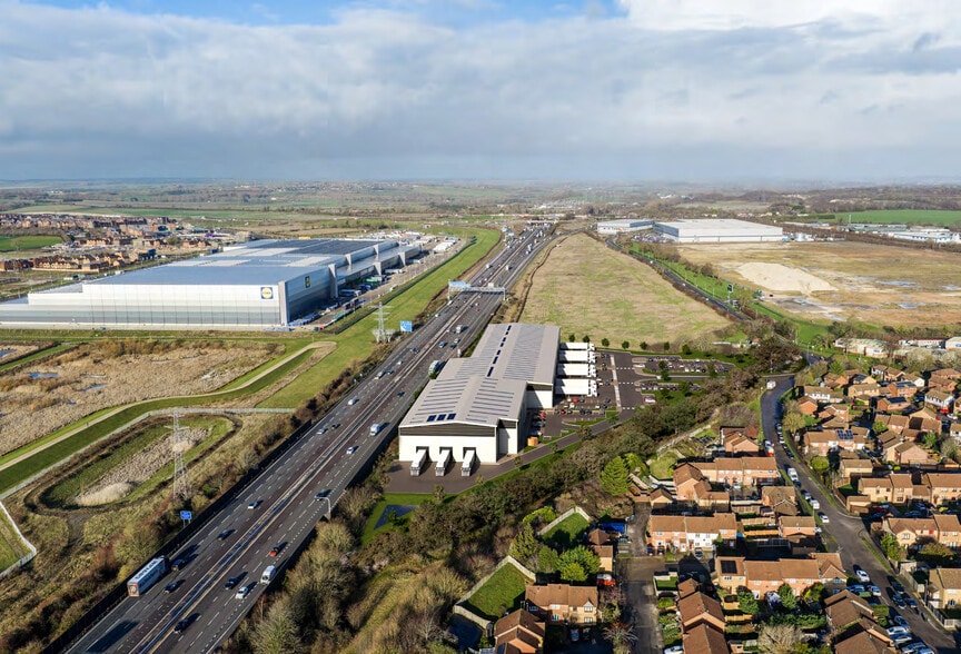 Luton Rd, Luton to rent - Aerial - Image 3 of 6