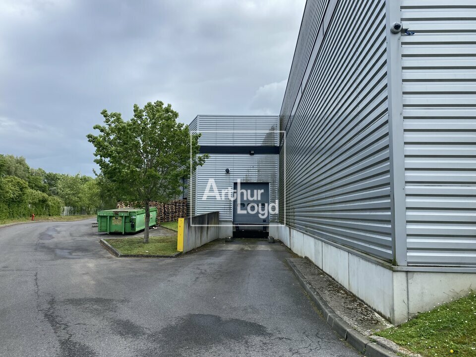 Light Industrial in Combs-la-Ville to rent Building Photo- Image 1 of 7