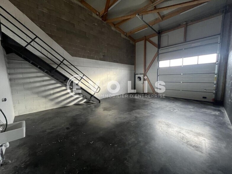 Light Industrial in Combs-la-Ville to rent - Interior Photo - Image 3 of 9