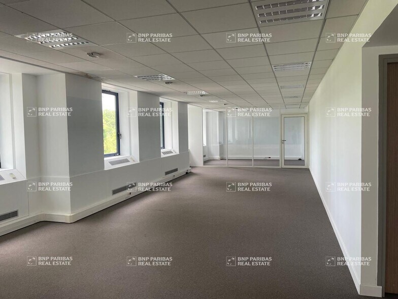 2 Rue De La Renaissance, Antony to rent - Interior Photo - Image 3 of 3