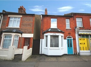 11-13 Harwoods Rd, Watford to rent Building Photo- Image 1 of 4