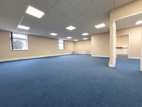 Alvescot Rd, Carterton to rent Interior Photo- Image 2 of 3