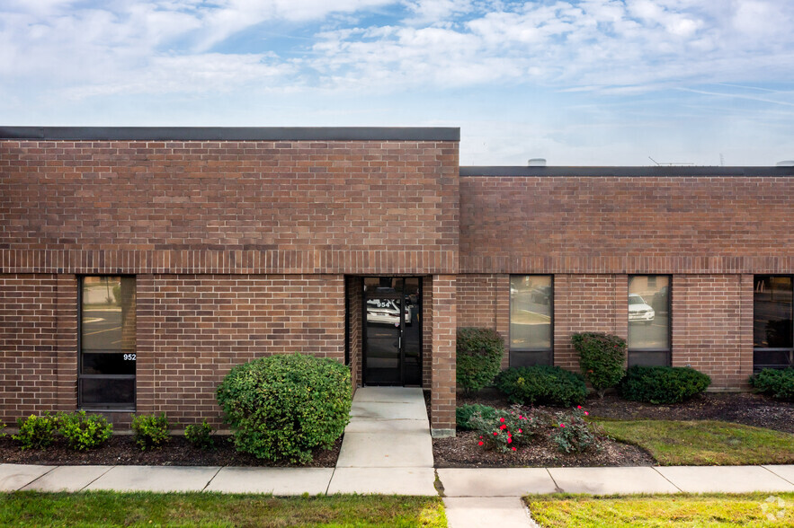 950-960 N Dupage Ave, Lombard, IL for rent - Building Photo - Image 2 of 5