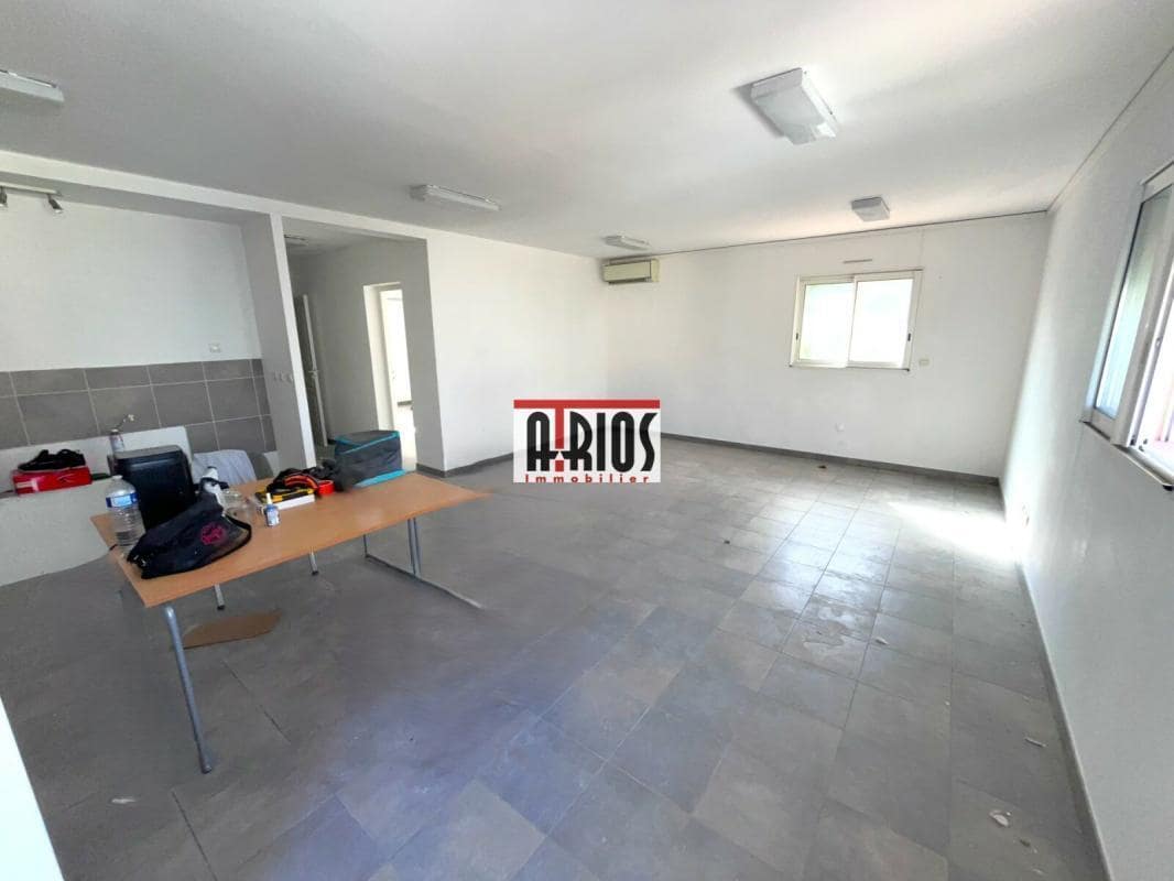 Office in LA MOUTONNE to rent Interior Photo- Image 1 of 3