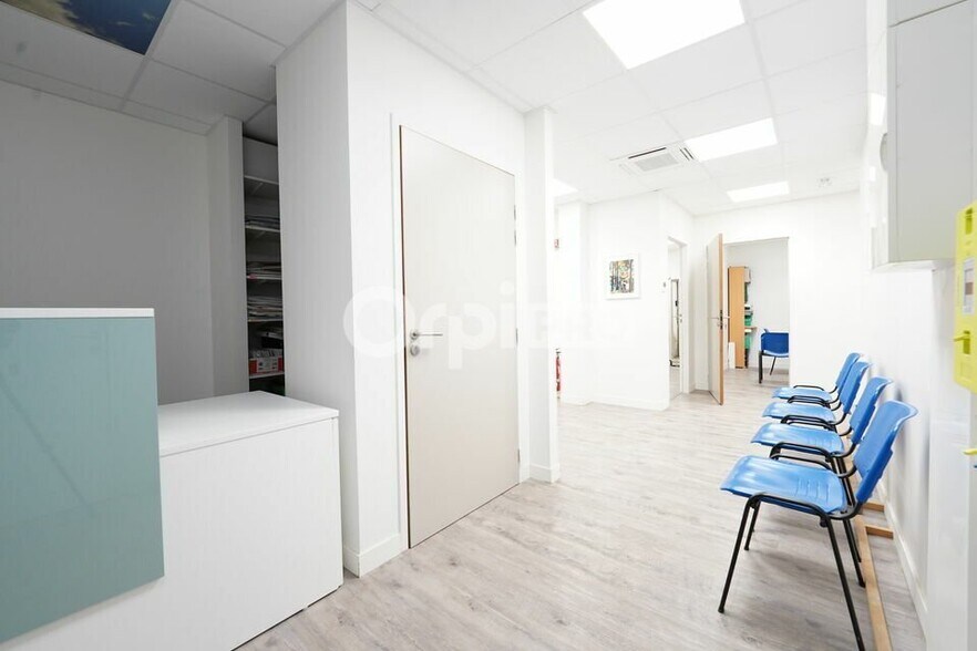 Office in Bourgoin-Jallieu to rent - Interior Photo - Image 2 of 6