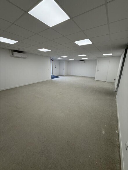 Retail in Craponne to rent - Interior Photo - Image 2 of 6
