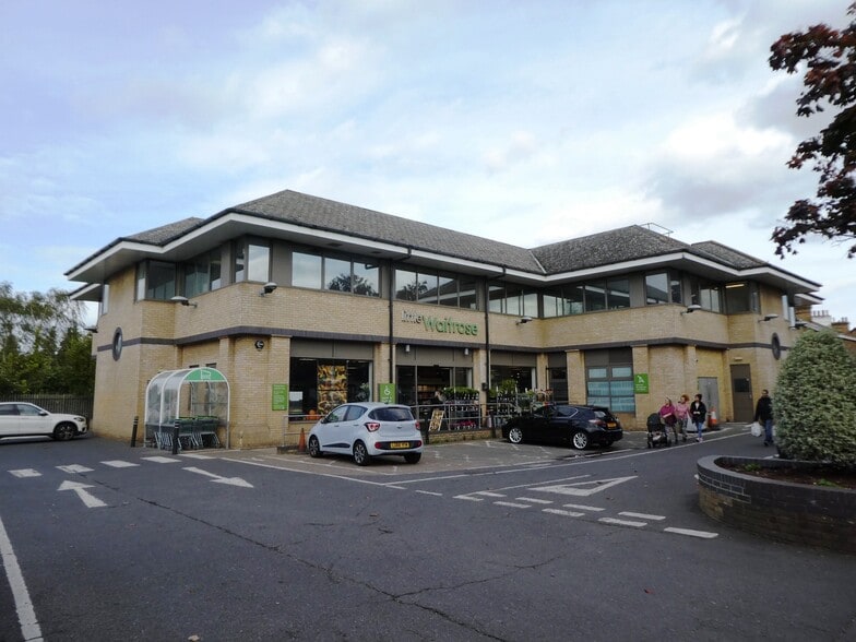 72 Oldfield Rd, Hampton to rent - Building Photo - Image 1 of 5