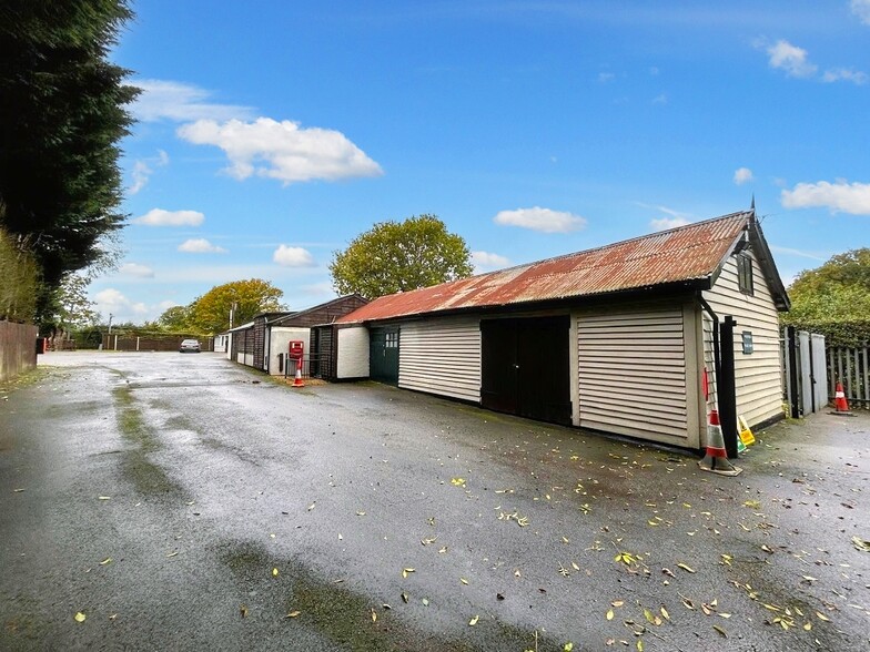 Lowfield Heath Rd, Horley for rent - Building Photo - Image 3 of 6