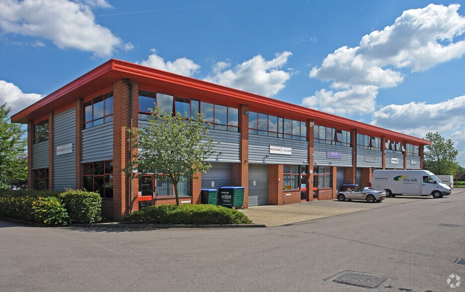 Howard Way, Newport Pagnell to rent - Building Photo - Image 3 of 4