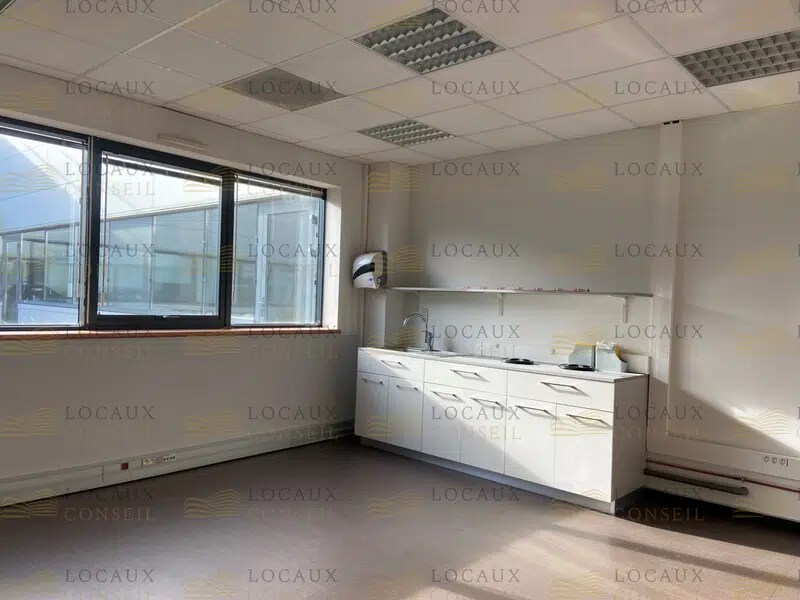 Office in Cergy to rent Interior Photo- Image 1 of 3